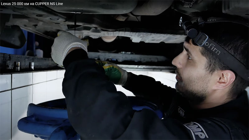 Отбор пробы при замене масла в двигателе